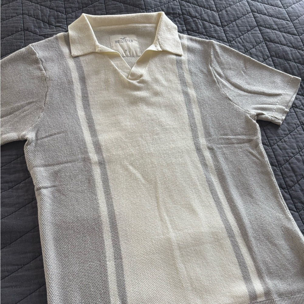 Hollister (NWOT) Men's Notched Sweater Polo in Gray and Cream